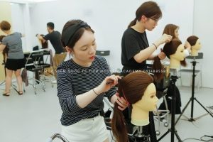 Học cắt tóc nữ - Sự nghiệp phát triển nhờ ngành tóc