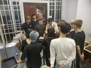 Một buổi học cắt tóc tại Tiệp Nguyễn Academy
