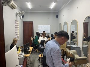 Một buổi học cắt tóc nữ tại Tiệp Nguyễn Academy